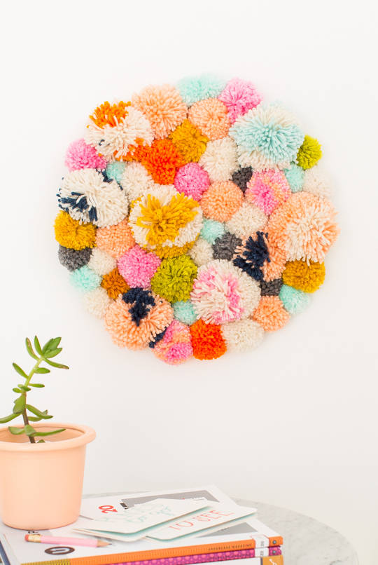 Decoration murale pompons
