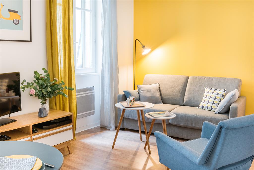 Decoration salon gris jaune bleu