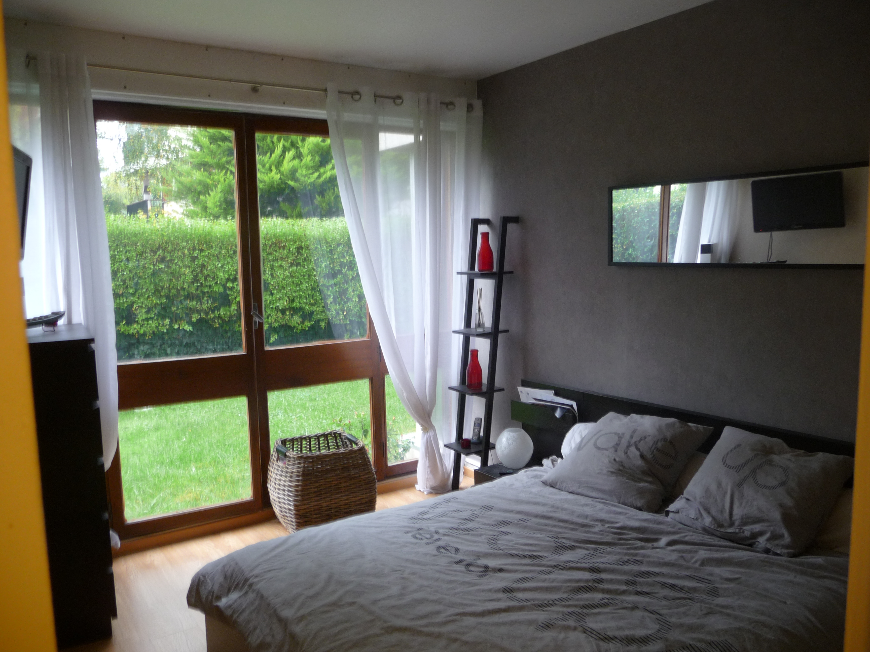 Decoration interieur chambre adulte rouge et noir