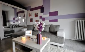 Decoration salon blanc fushia