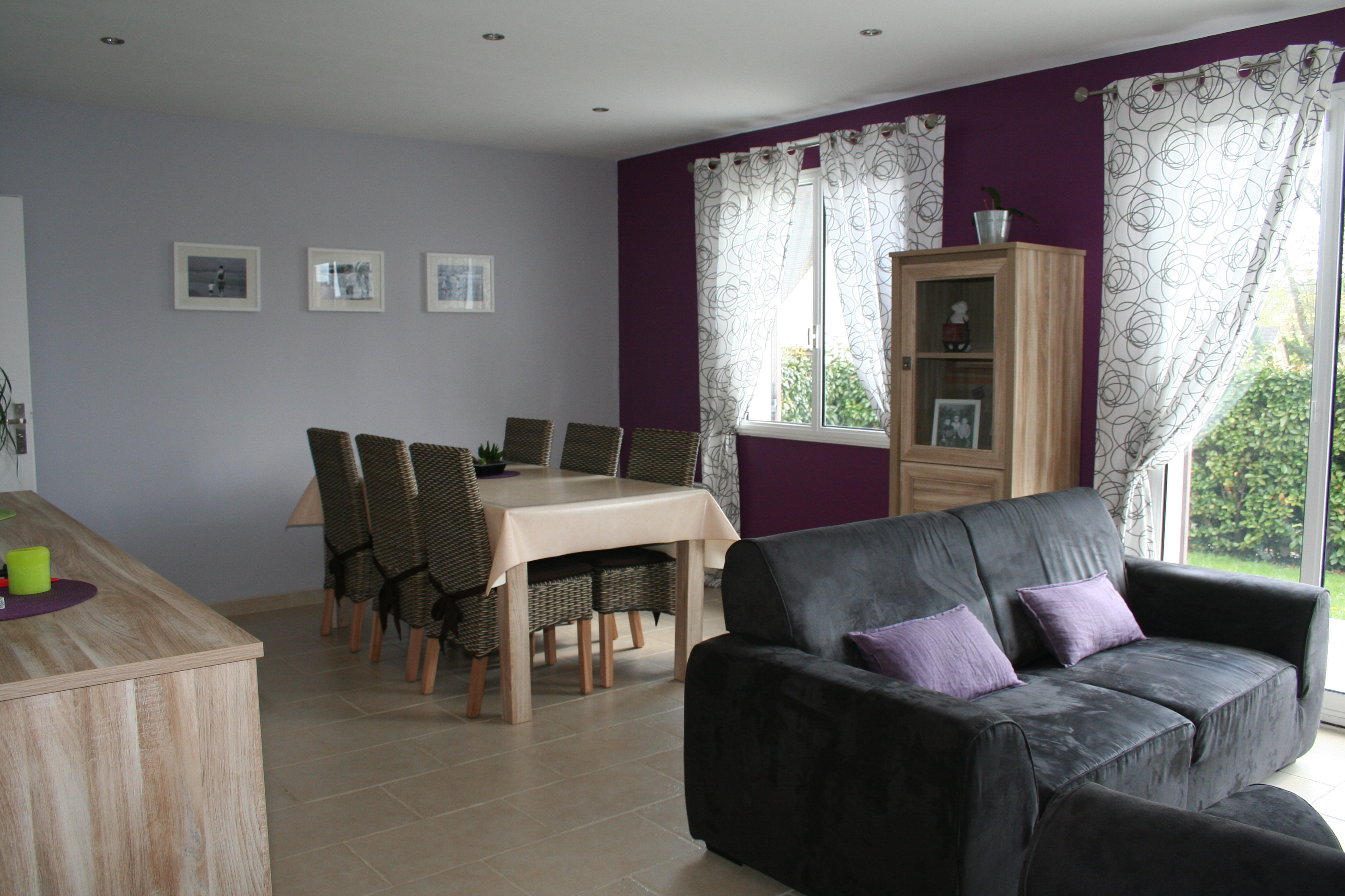 Decoration salon gris et prune