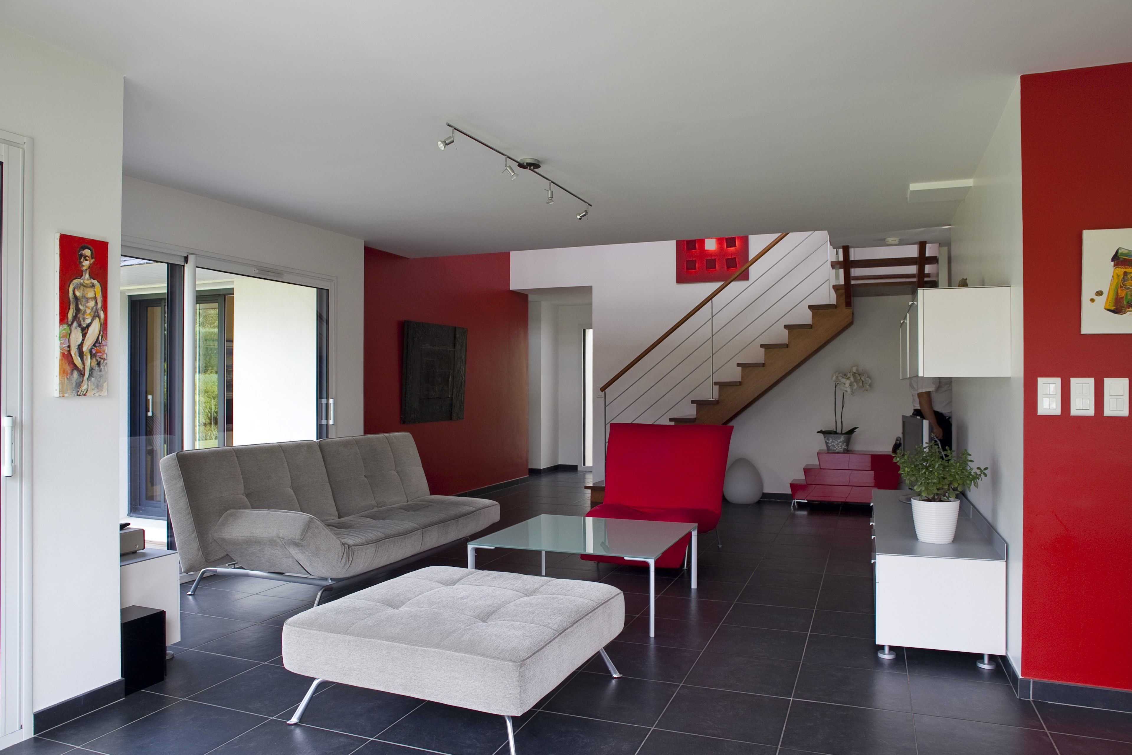 Decoration salon moderne gris rouge