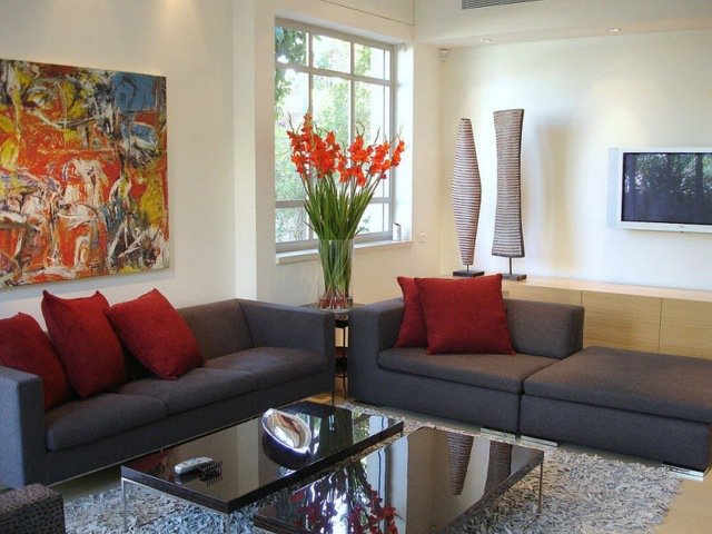 Decoration de salon gris et rouge