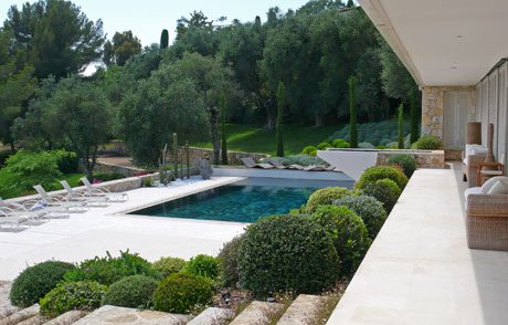 Decoration jardin autour piscine