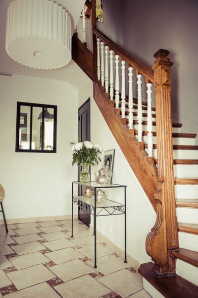 Décoration entrée maison avec escalier
