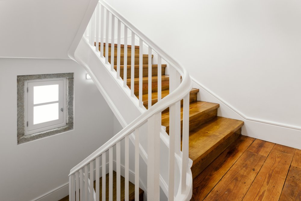 Decoration escalier interieur bois