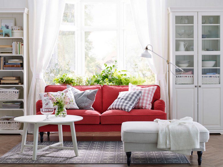 Décoration salon avec canapé rouge