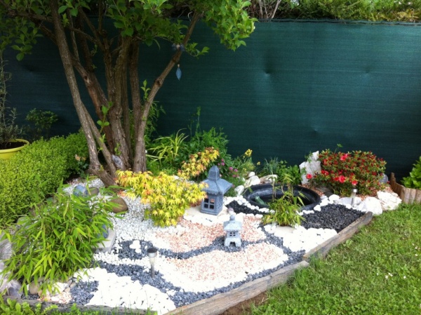 Décoration jardin extérieur en pierre