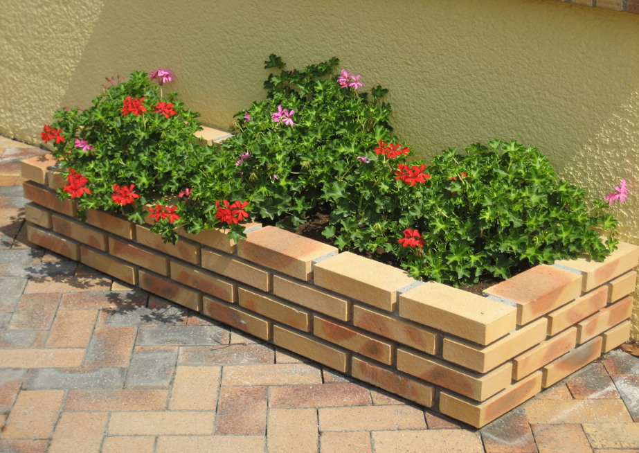Decoration jardin avec briques