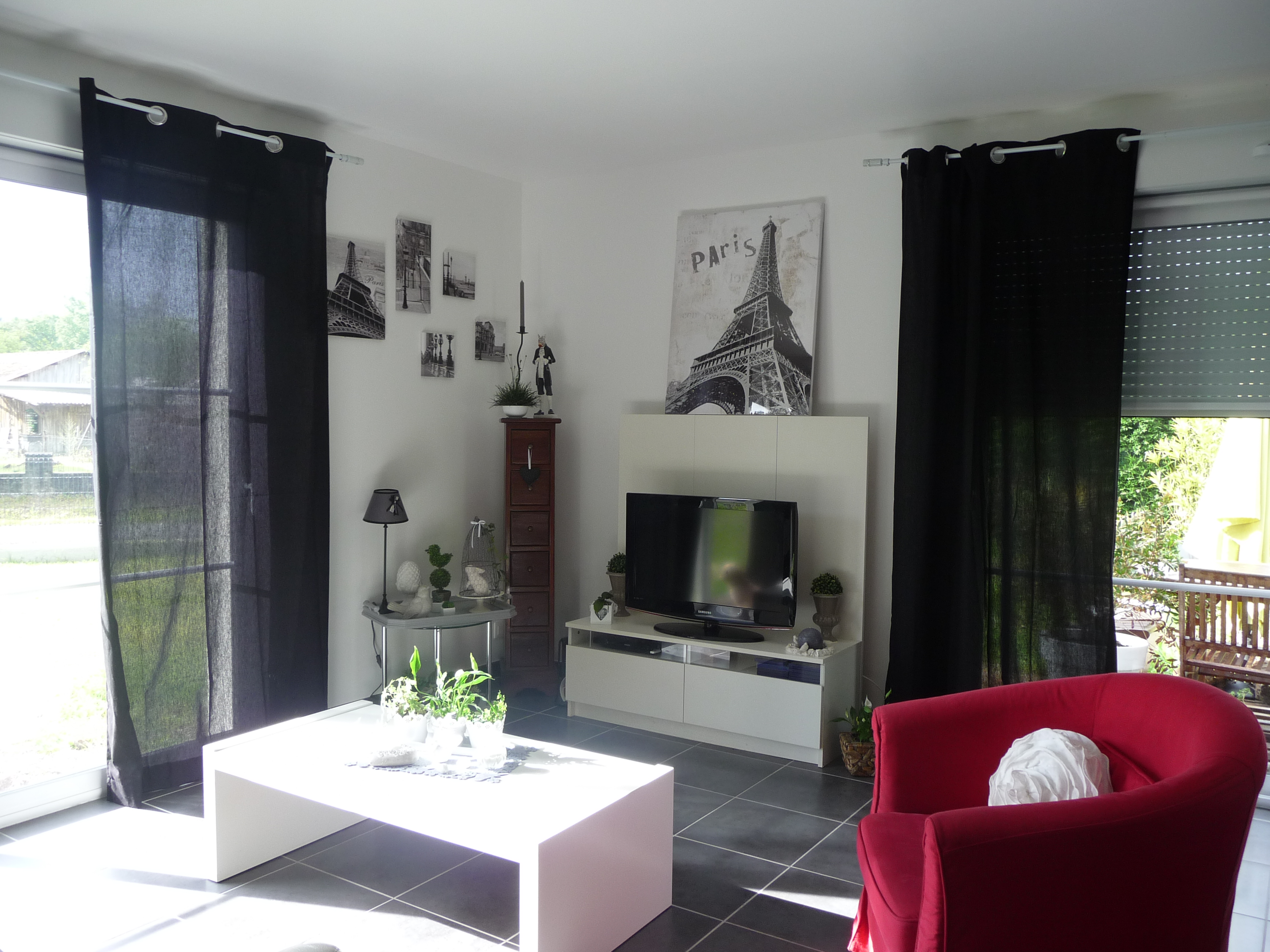 Décoration salon noir et blanc rose