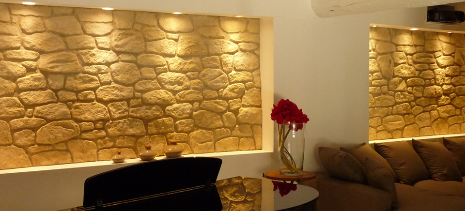 Decoration interieur avec mur en pierre