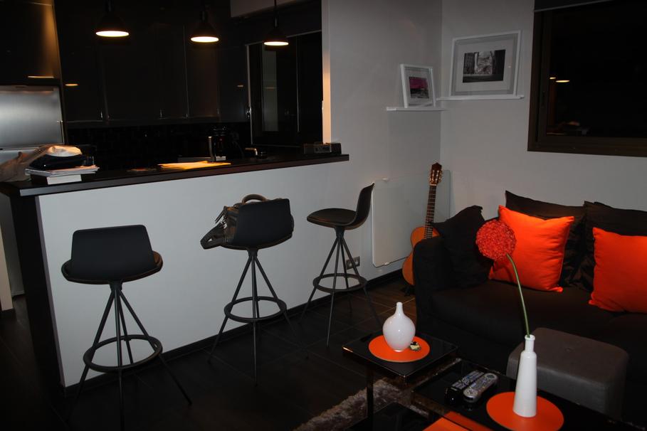 Decoration salon orange noir