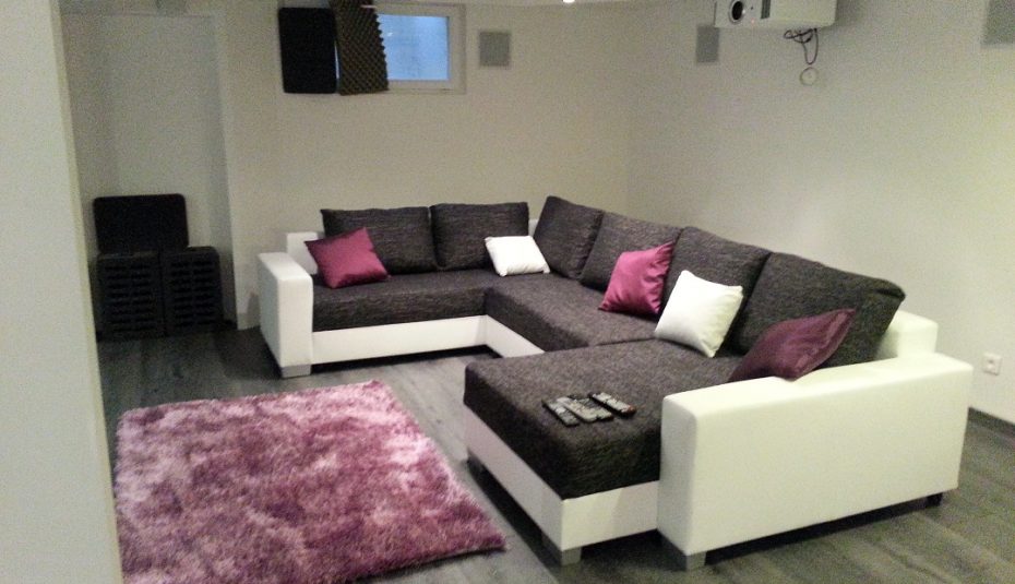 Decoration salon gris et fushia