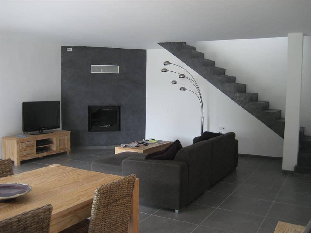 Decoration salon avec carrelage blanc