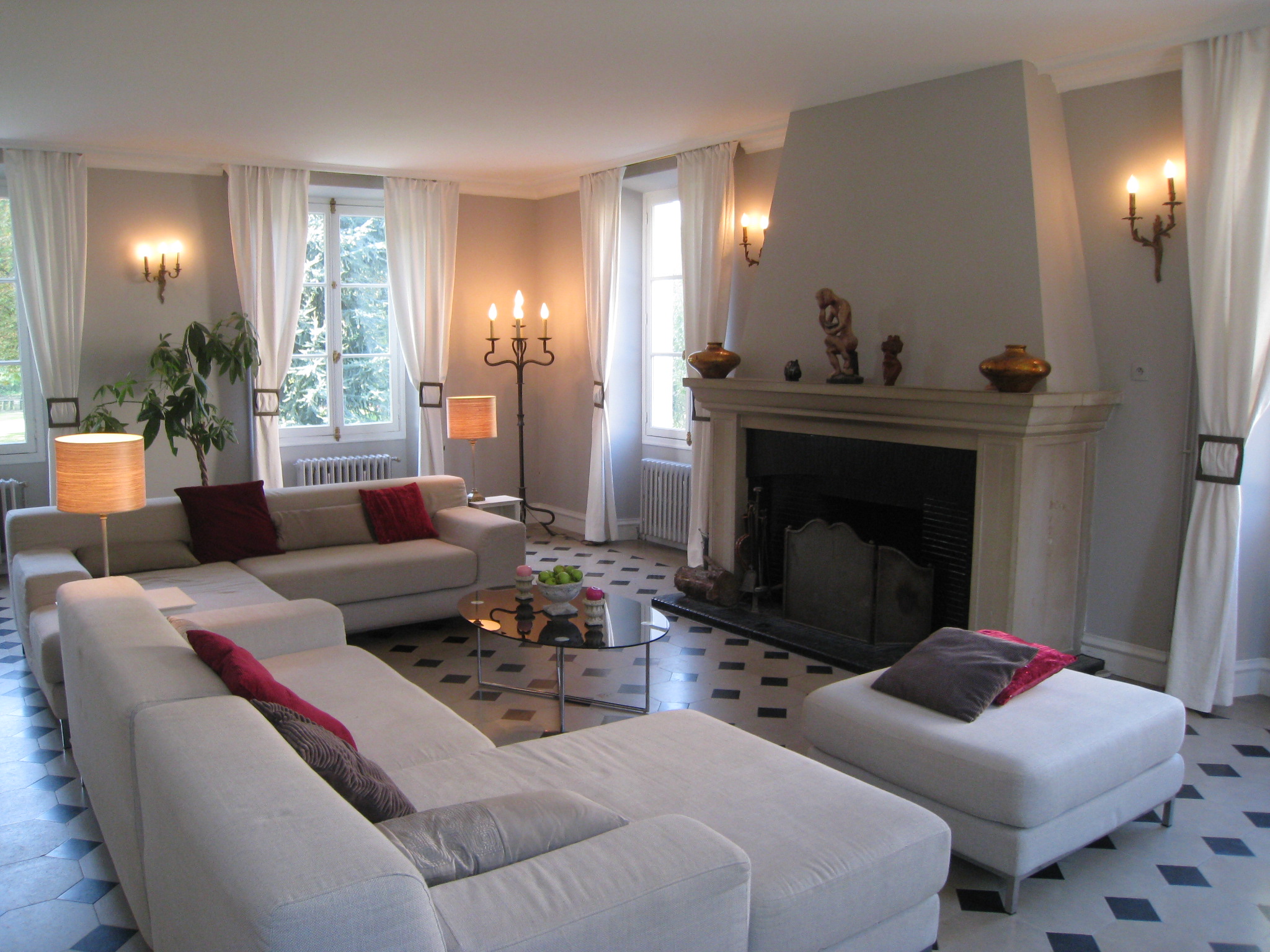 Decoration salon gris blanc fuchsia