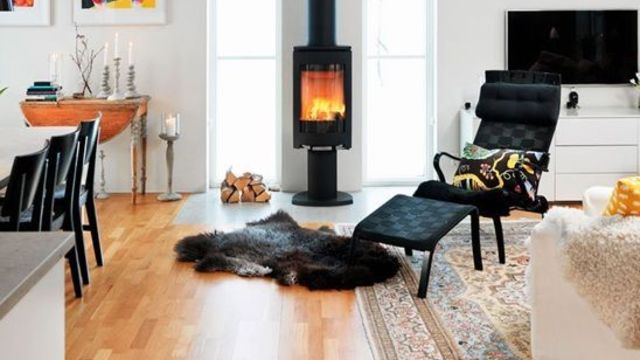 Decoration salon avec un poele rouge