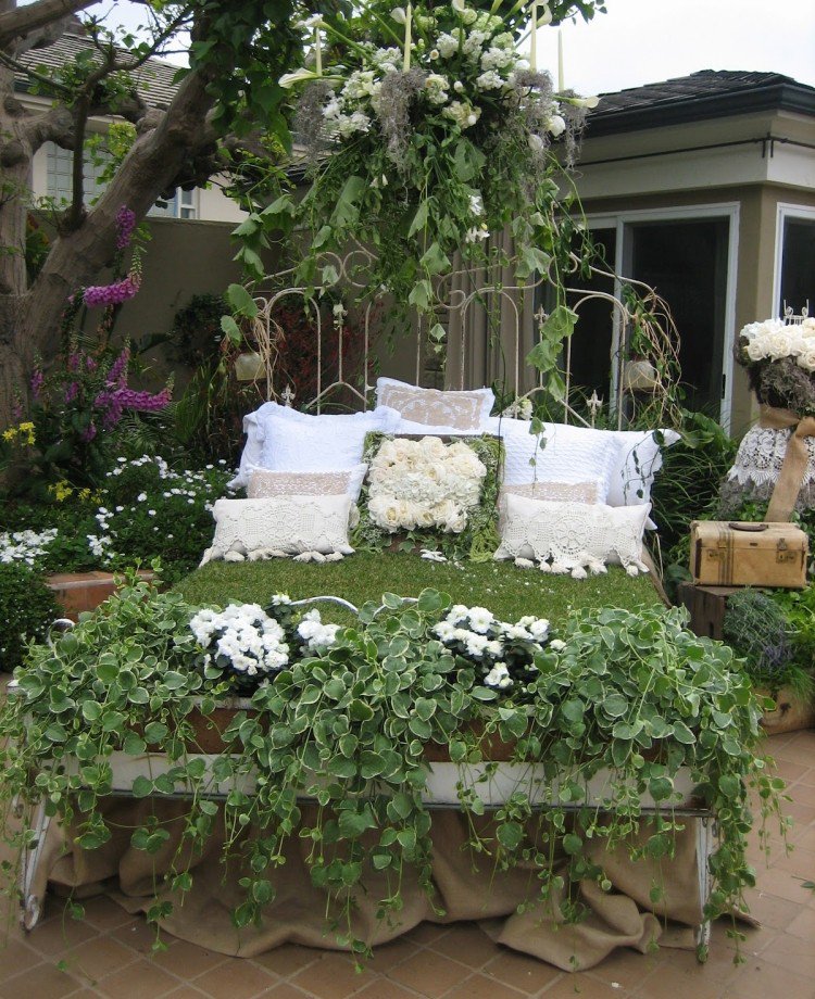 Decoration jardin avec vieux objets