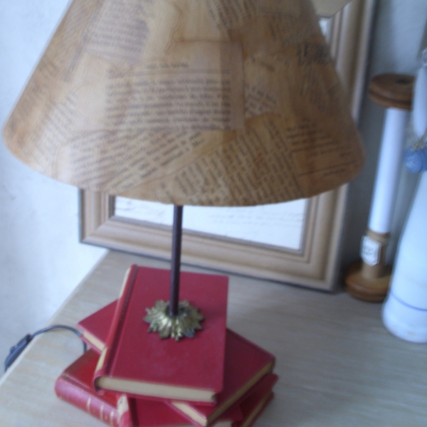 Lampe de chevet maison livre