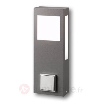 Lampadaire extérieur avec prise intégrée