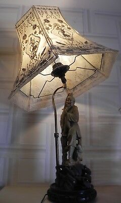 Homme nu lampadaire