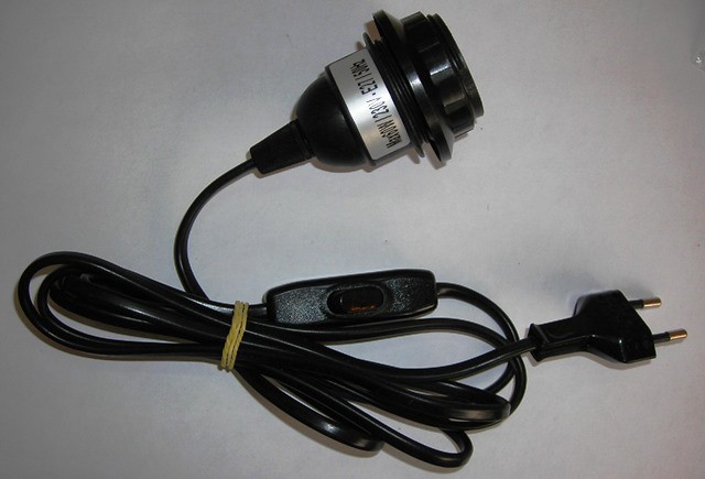 Douille et fil electrique pour lampe de chevet
