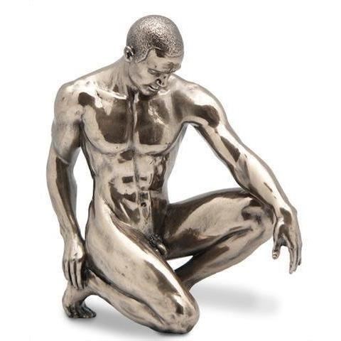 Homme nu sur lampadaire