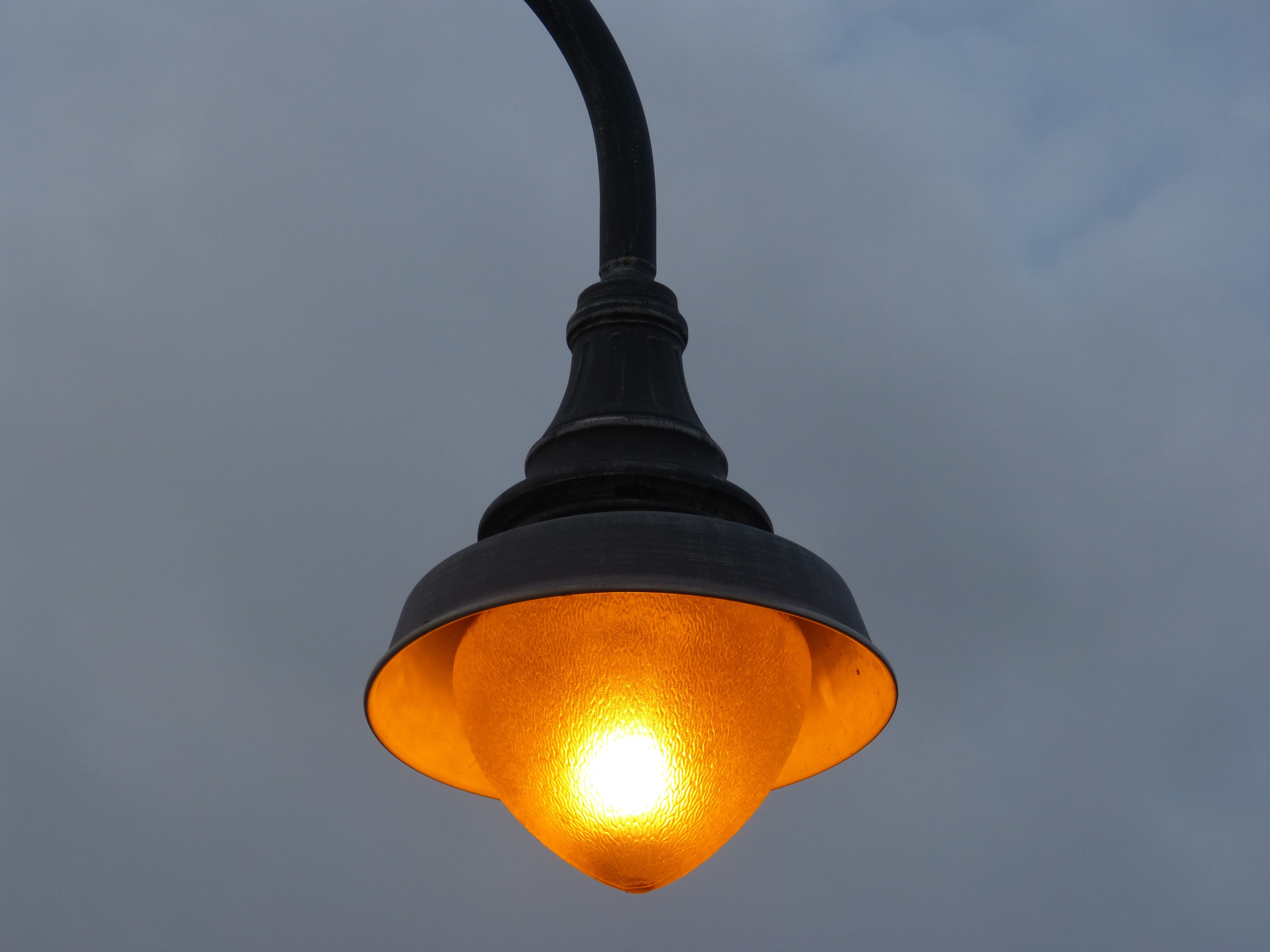 Lampadaire allumé