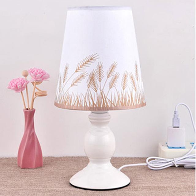 Lampe de chevet avec des fleurs